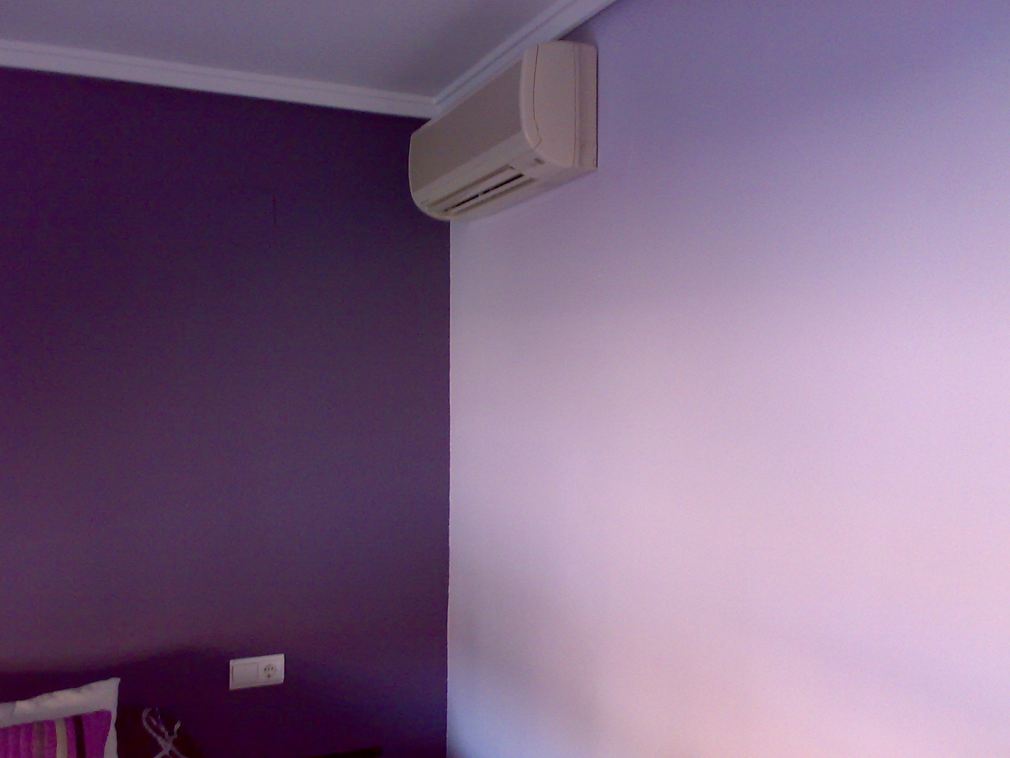 Pintor profesional trabajando en vivienda de Puçol