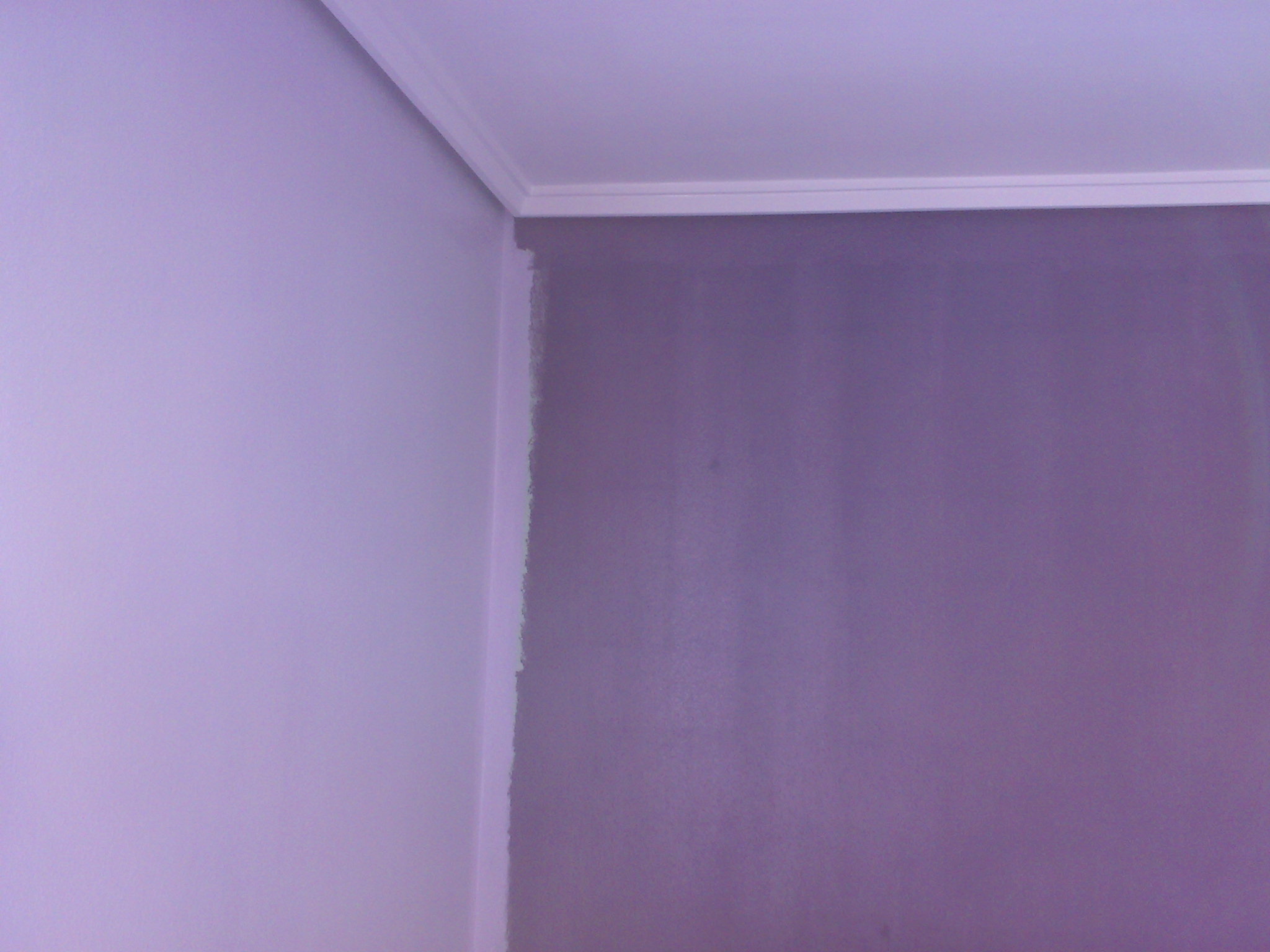 Resultado final de pared recién pintada en vivienda
