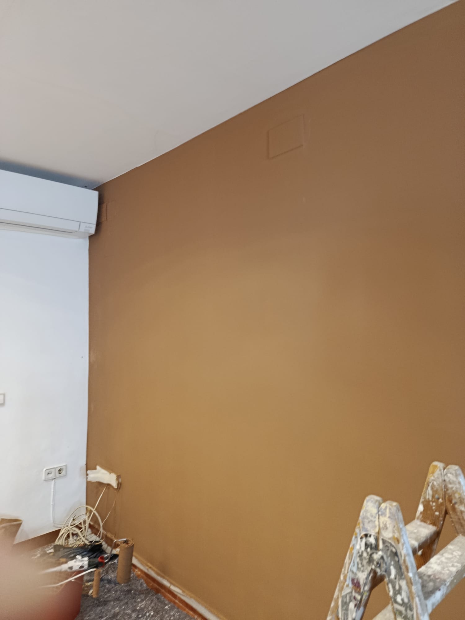 Pintura de fachada exterior en casa de Valencia