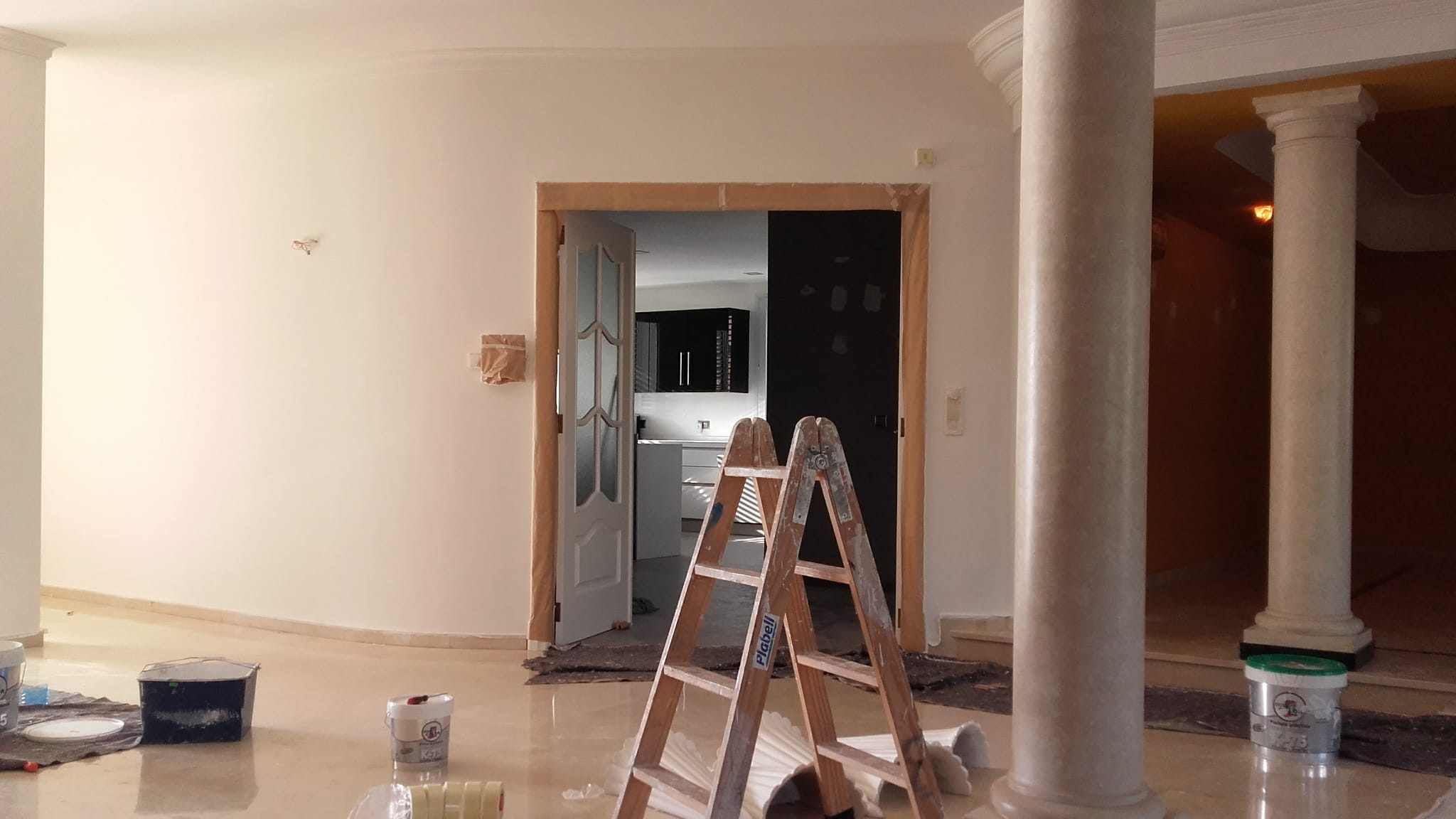Aplicación de pintura impermeable para exteriores y muros