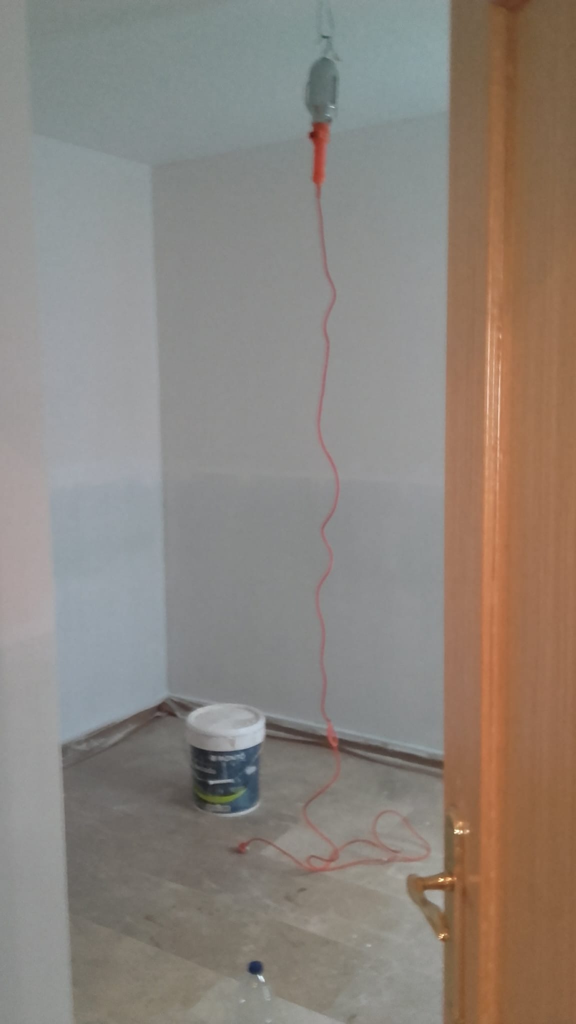 Aplicación de pintura en techo y cornisas