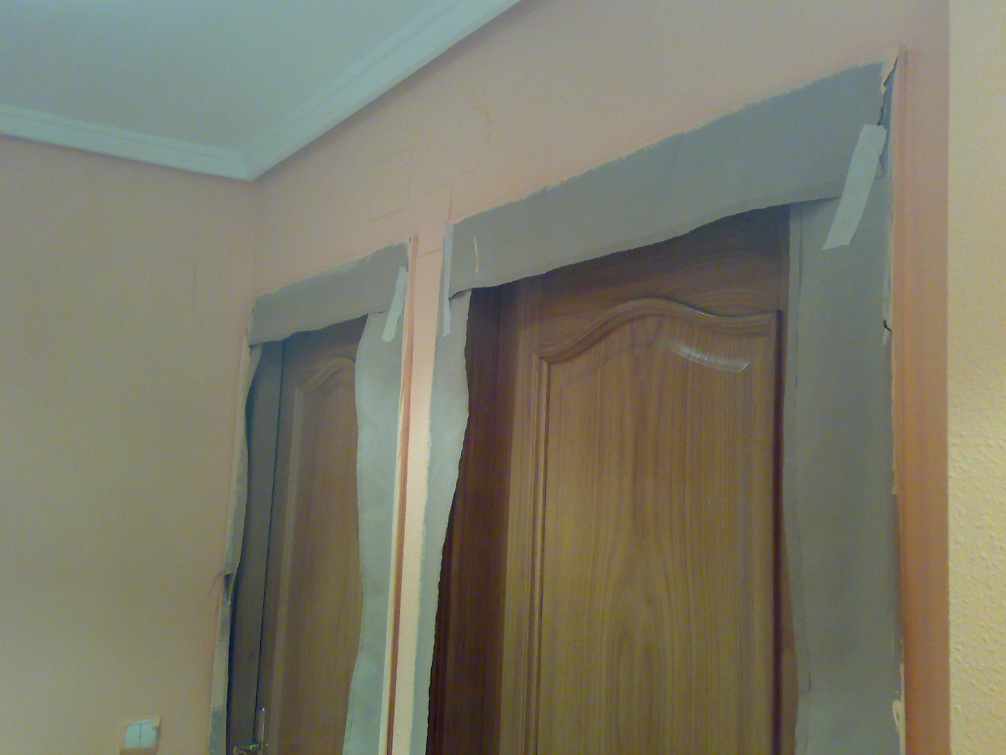 Habitación pintada en color rosa vibrante interior